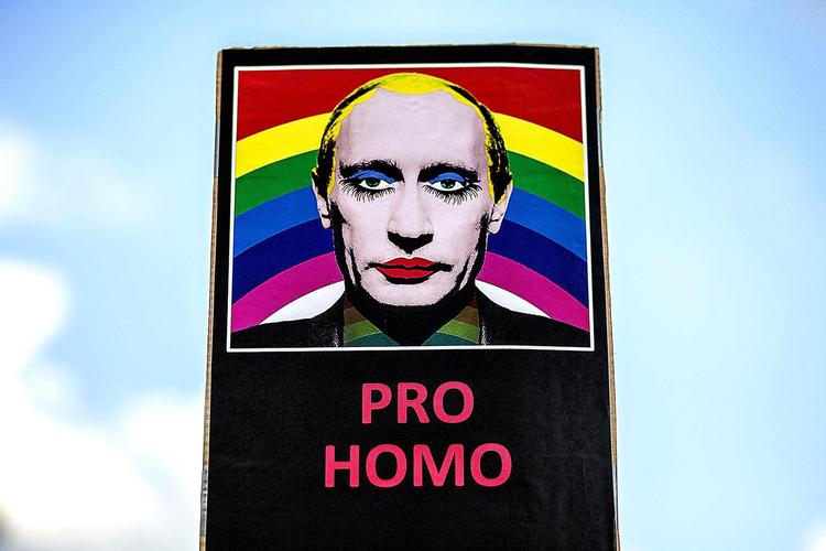 I 2017 forbød de russiske myndigheder at dele billedet af præsident Putin med makeup og regnbuefarver. ’Drag-Putin’ er blevet et symbol på modstanden mod de love, der indskrænker homoseksuelles rettigheder. Omer Messinger/Getty Images