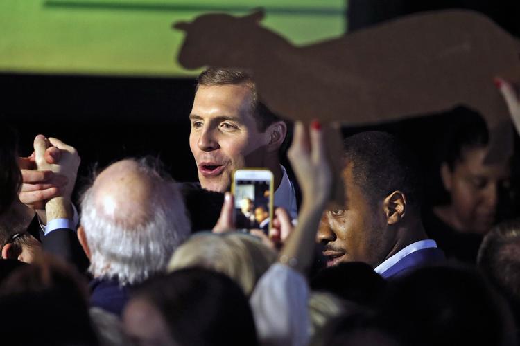 Demokraten Conor Lamb og hans tilhængere fejrede meget passende den overraskende valgsejr i byen Canonsburg syd for Pittsburgh, Pennsylvania. Gene J. Puskar/AP