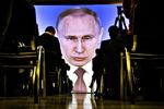 Putin bliver holdt oppe af russiske rigmænd. Sanktioner mod dem kan være en måde at ramme Putin på, vurderer danske politikere. Alexander Zemlianichenko/AP