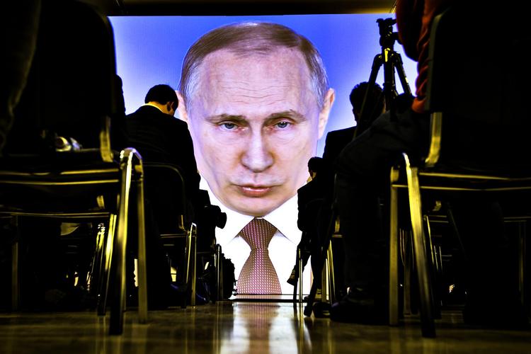 Putin bliver holdt oppe af russiske rigmænd. Sanktioner mod dem kan være en måde at ramme Putin på, vurderer danske politikere. Alexander Zemlianichenko/AP
