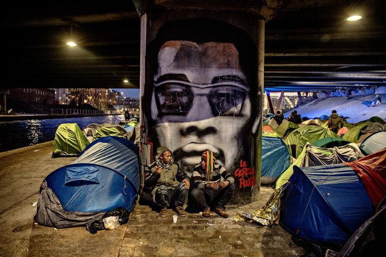 Under en sekssporet  motorvej i det nordøstlige Paris bor  mere end 1.000 flygtninge og migranter  i billige telte. De vil enten videre mod  England eller håber på at få lov til at  blive i Frankrig. Foto Jacob Ehrbahn