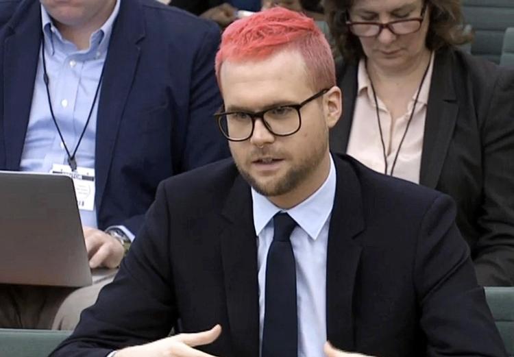 Christopher Wylie fortalte i går blandt andet, hvordan  pengemanden Robert Mercer bruger Cambridge Analytica til at yde skjulte  bidrag til sine politiske venner.  AP