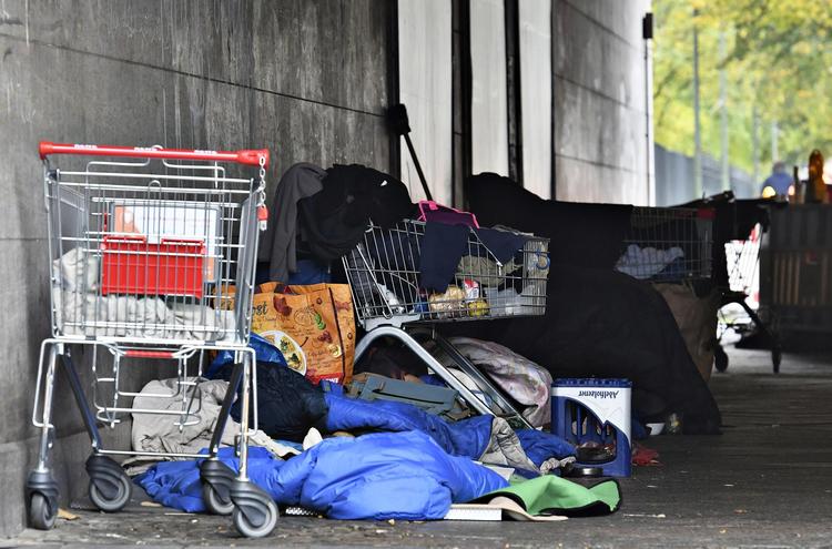 Nogle af Berlins  mange hjemløse har slået lejr under  en bro i byens centrale park, Tiergarten. Paul Zinken/AP