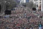 Elever fra Marjory Stoneman Douglas-skolen holdt  sidste lørdag tale foran 500.000 demonstranter, efter at det seneste amerikanske masseskyderi fandt sted på deres gymnasium i Florida 14. februar. De havde selskab af unge  pårørende til skuddræbte fra hele landet. Alex Brandon/AP