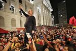 Ekspræsident Inacio  Lula da Silva var i sidste uge på valgturné i det sydlige Brasilien, her i Curitiba,  hovedstaden i delstaten Paraná. Han  fører i alle meningsmålinger, men nu  ender han formentlig i fængsel i stedet for i præsidentpalæet.   Foto: Eraldo Peres/Ritzau Scanpix Foto: Eraldo Peres/Ritzau Scanpix