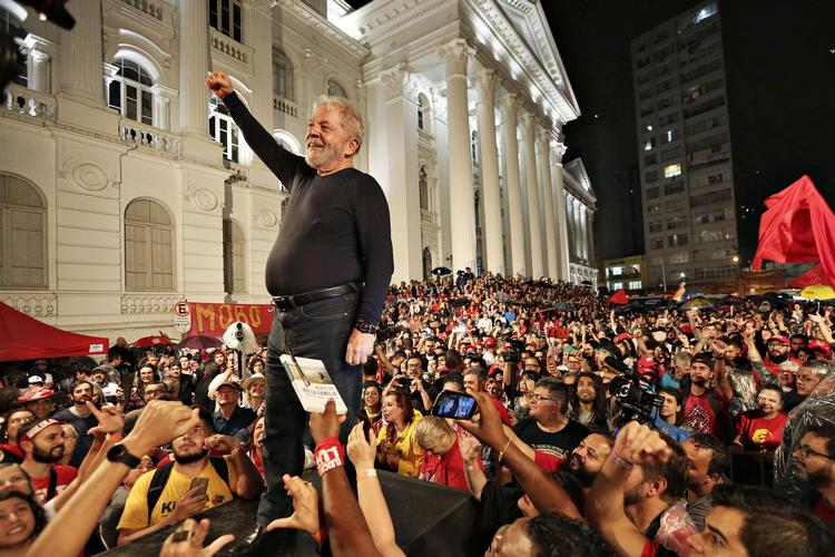 Ekspræsident Inacio  Lula da Silva var i sidste uge på valgturné i det sydlige Brasilien, her i Curitiba,  hovedstaden i delstaten Paraná. Han  fører i alle meningsmålinger, men nu  ender han formentlig i fængsel i stedet for i præsidentpalæet.   Foto: Eraldo Peres/Ritzau Scanpix Foto: Eraldo Peres/Ritzau Scanpix