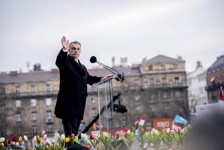 I en valgtale 15. marts i Budapest erklærede Viktor Orban, at han vil beskytte Ungarn mod fjenderne udefra: EU, George Soros og indvandrere. /AP