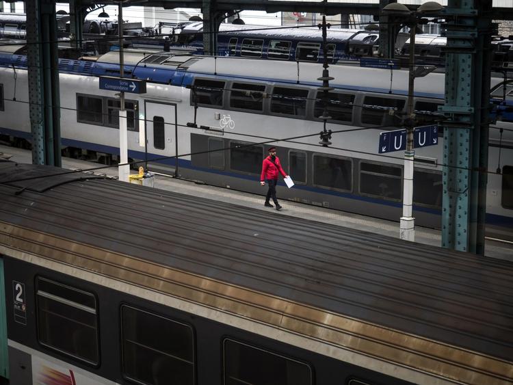 Jernbanearbejderne   genoptager arbejdet  tirsdag morgen, hvorefter de igen arbejder i tre dage.  Laurent Cipriani/AP