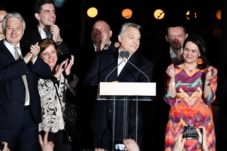 Szilard Koszticsak/AP