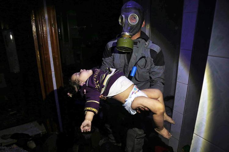 Førstehjælp.  Et forgiftet barn hjælpes på hospitalet af et medlem af redningsgruppen De Hvide Hjelme efter weekendens angreb med kemiske våben i Douma. Foto De Hvide Hjelme