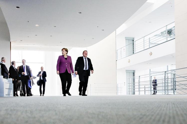 Statsminister Lars Løkke er på rundtur i EU for at pleje og opbygge alliancer efter Brexit. Første stop var hos kansler Angela Merkel i Berlin. Markus Schreiber/AP

