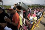 Millioner af venezuelanere er flygtet fra deres hjemland, der er  i dyb krise. Her venter de på grænsen til Colombia. Fernando Vergara/AP
