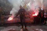 En demonstrant holder et flag under en march mod den nye jern banereform i Frankrig. Reformen er en blandt flere, der i disse dage har skabt utilfredshed mod den franske præsident. Claude Paris/AP/AP