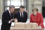 Angela Merkel og Emmanuel Macron begyndte dagen i går med en visit på byggepladsen for Humboldt Forum, Berlins nye store kulturmekka, som skal stå færdig i 2019. Her betragter de en model på stedet.  Kay Nietfeld/AP