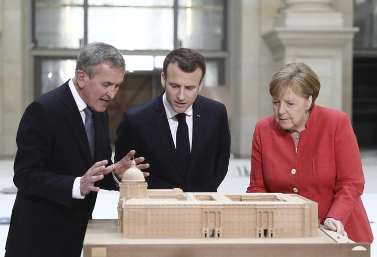 Angela Merkel og Emmanuel Macron begyndte dagen i går med en visit på byggepladsen for Humboldt Forum, Berlins nye store kulturmekka, som skal stå færdig i 2019. Her betragter de en model på stedet.  Kay Nietfeld/AP