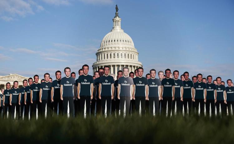 Inden Mark Zuckerbergs høring  i senatet fremviste aktivistgruppen Avaaz flere papfigurer med Zuckerberg iført en T-shirt med ordene »fiks fakebook«.  Carolyn Kaster/AP