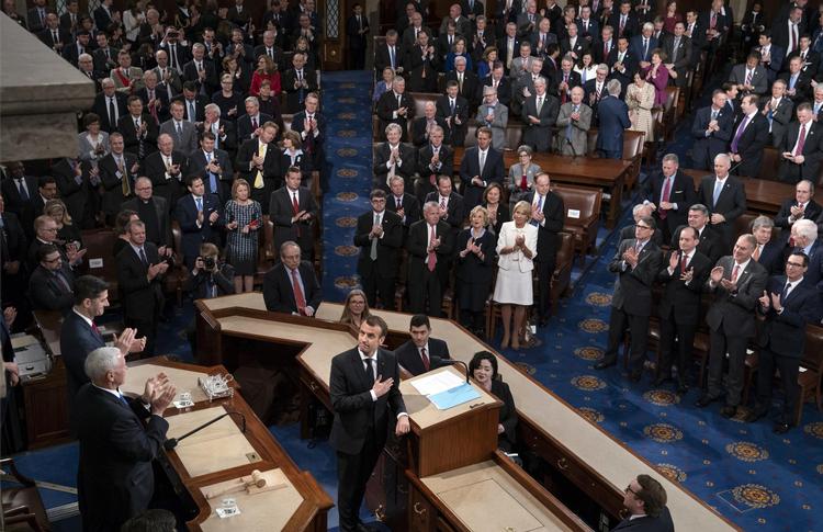 Den franske  præsident, Emmanuel Macron, lagde hånden mod brystet, da han afsluttede  sin tale til et møde i Kongressen  i Washington. J. Scott Applewhite/Ritzau Scanpix
