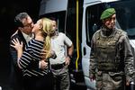 Kadri Gürsel fik et kys af fruen, da han i september sidste år blev løsladt fra fængslet Silivri i Istanbul.  Nu er han idømt to et halvt års fængsel, men kan blive på fri fod, fordi sagen bliver anket. Foto: Yasin Akgul/AFP/Ritzau Scanpix Foto: Yasin Akgul/AFP/Ritzau Scanpix