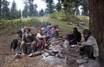 Familien på billedet er  nomader fra Indien, der vandrer i  Kashmirdalene og søger gode græs arealer til deres kvæg. Foto Dar Yasin