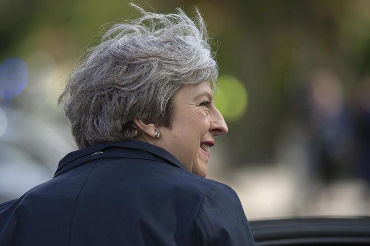 Den britiske premierminister, Theresa May, er presset efter endnu en ministers fald. Den  britiske indenrigsminister, Amber Rudd, trak sig søndag efter en sag om udvisning af migranter, den såkaldte Windrush-sag. Scarff/PA via AP
