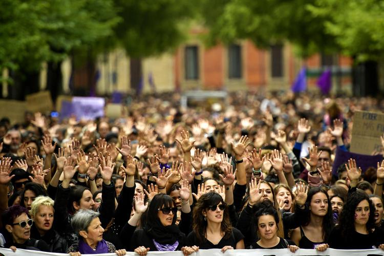 Dommen i voldtægts sagen fra Pamplona har fået titusinder af kvinder på gaden. De er rasende over den fortsatte tendens til, at de som ofre bliver beskyldt for selv at være skyld i at være blevet voldtaget.  Foto: Alvaro Barrientos/AP Alvaro Barrientos/AP/AP