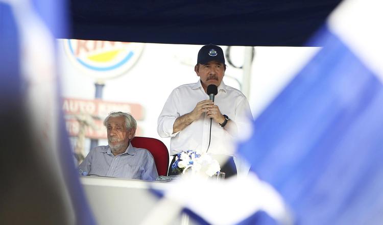 En presset præsident Daniel Ortega talte mandag i Managua til en forsamling af faste tilhængere. Alfredo Zuniga/AP