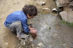 Denne dreng vasker sine hænder i kloakvand i Amran i Yemen. Rent vand er altafgørende for at undgå en ny koleraepidemi som den, der hærgede landet sidste år.  Unicef/Alsamai