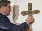 Bayerns politiske leder, Markus Söder, vil indføre krav om synlige kors op hos alle Bayerns offentlige  myndigheder. Her er han ved at sætte  et kors op til indgangen til sine kontorer  i München.  Peter Kneffel/AP