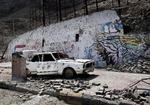 Gaderne i Aden er stadig farlige både at gå og køre i, som de blodige håndaftryk på bildøren så tydeligt viser. Arkivfoto Nariman El-Mofty/AP