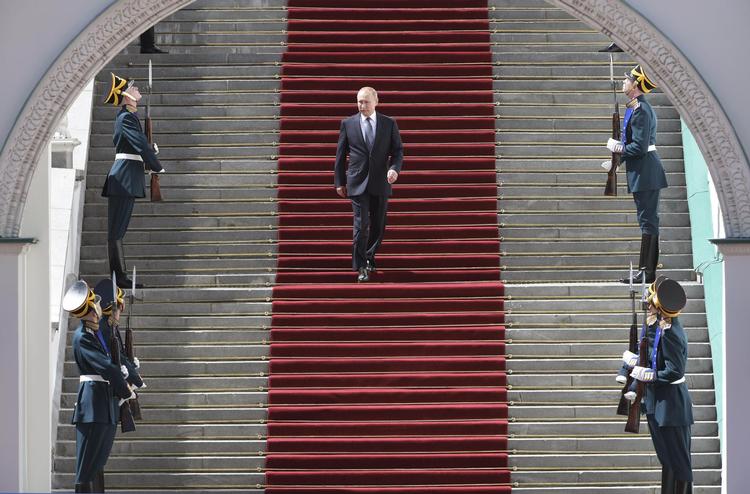 I går blev Vladimir Putin genindsat som Ruslands præsident.  Måske var det de mange år ved magten, der gjorde indsættelsen til noget  rutinepræget. Foto 