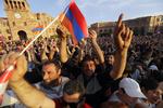 250.000 armeniere  havde samlet sig på Republikpladsen i Jerevan, da Nikol Pahinyan opfordrede til landsdækkende strejke, fordi regerings partiet nedstemte valget af ham som ny ministerpræsident. Sergei Grits/AP