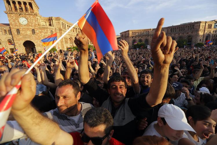 250.000 armeniere  havde samlet sig på Republikpladsen i Jerevan, da Nikol Pahinyan opfordrede til landsdækkende strejke, fordi regerings partiet nedstemte valget af ham som ny ministerpræsident. Sergei Grits/AP