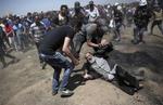 En ældre palæstinensisk mand falder til jorden ramt af skud fra en israelsk styrke øst for Khan Younis i Gaza på grænsen til Israel. Tusinder af palæstinensere demonstrerede mandag mod USA's nyåbnede ambassade i Jerusalem. Foto Adel Hana