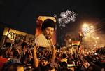Tilhængere af  Moqtada al-Sadr fejrede i mandags hans valgsejr på Tahrir-pladsen  i Bagdad.  Hadi Mizban/AP