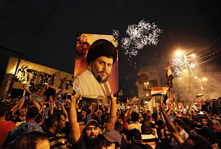 Tilhængere af  Moqtada al-Sadr fejrede i mandags hans valgsejr på Tahrir-pladsen  i Bagdad.  Hadi Mizban/AP