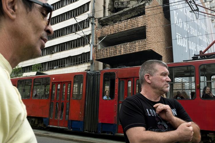 For snart 20 år siden bombede Nato Serbien. Det husker mange serbere, og de bliver mindet om det dagligt af  ruiner i Beograd. Flere steder på Balkan nærer beboerne varmere følelser for Rusland end for EU. Andreas Haubjerg/POLFOTO