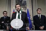 Lega-lederen Matteo Salvini afholdt i går presse møde efter sit besøg hos præsidenten, hvor han fortalte, at han og Femstjernebevægelsen er blevet enige om en kandidat til posten  som premierminister. Ifølge flere  italienske medier er der tale om den  54-årige juraprofessor Guiseppe Conte.  Riccardo Antimiani/AP