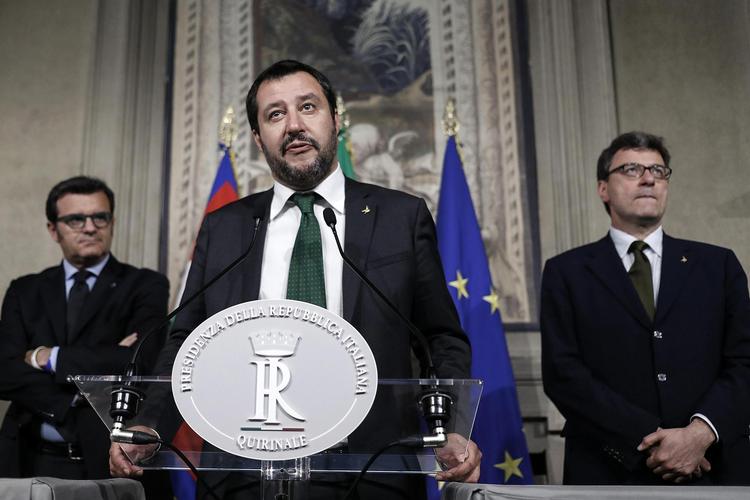 Lega-lederen Matteo Salvini afholdt i går presse møde efter sit besøg hos præsidenten, hvor han fortalte, at han og Femstjernebevægelsen er blevet enige om en kandidat til posten  som premierminister. Ifølge flere  italienske medier er der tale om den  54-årige juraprofessor Guiseppe Conte.  Riccardo Antimiani/AP