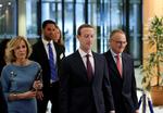 Facebooks Mark  Zuckerberg (i midten) mødte vrede  og hård kritik, da han tirsdag blev udspurgt i Europa-Parlamentet. Francois Lenoir/AP/Ritzau Scanpix