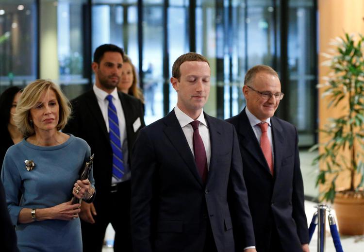 Facebooks Mark  Zuckerberg (i midten) mødte vrede  og hård kritik, da han tirsdag blev udspurgt i Europa-Parlamentet. Francois Lenoir/AP/Ritzau Scanpix