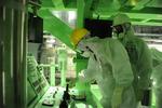 Atomkraftværket ved Fukushima i Japan blev i 2011 ødelagt af en  tsunami. Her er teknikere ved at tjekke værket i 2013. Der er ikke påvist deciderede strålingsdødsfald fra ulykken, men i dag er der stadig forbudt adgang til store områder i og omkring Fukushima.  Arkivfoto: Ritzau Scanpix