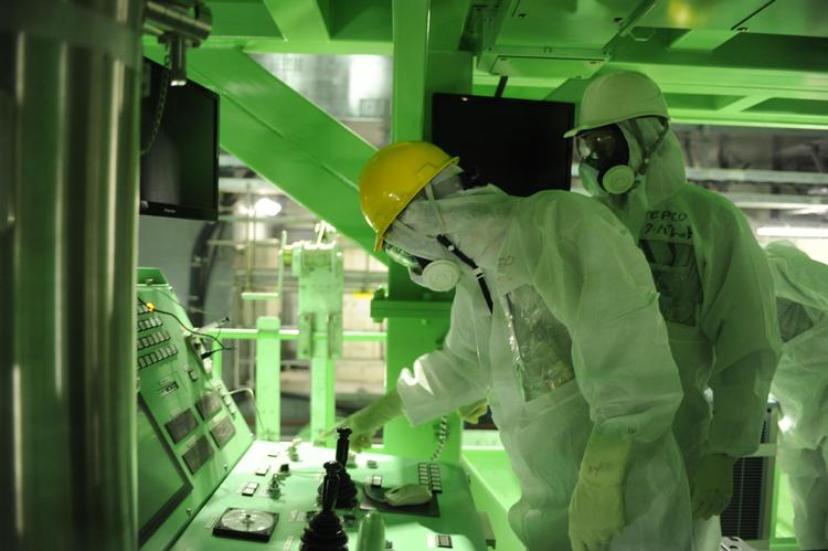 Atomkraftværket ved Fukushima i Japan blev i 2011 ødelagt af en  tsunami. Her er teknikere ved at tjekke værket i 2013. Der er ikke påvist deciderede strålingsdødsfald fra ulykken, men i dag er der stadig forbudt adgang til store områder i og omkring Fukushima.  Arkivfoto: Ritzau Scanpix
