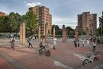»Efter 2 år må vi konstatere, at intet er forandret. Folk bor stadig på gaden, selv om der er tusindvis af ledige lejligheder, udsættelserne er ikke stoppet, og vejenes tilstand bliver værre dag for dag«, siger Thomas Lussi, beboer i forstaden Vallette gennem 30 år. Dario Bosio