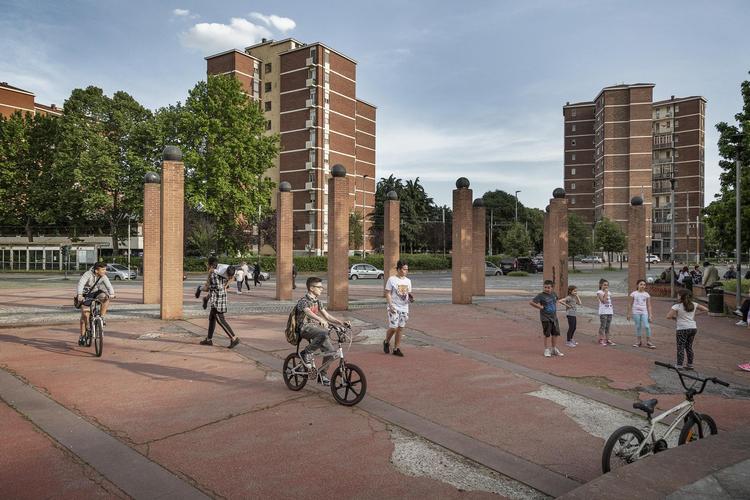 »Efter 2 år må vi konstatere, at intet er forandret. Folk bor stadig på gaden, selv om der er tusindvis af ledige lejligheder, udsættelserne er ikke stoppet, og vejenes tilstand bliver værre dag for dag«, siger Thomas Lussi, beboer i forstaden Vallette gennem 30 år. Dario Bosio