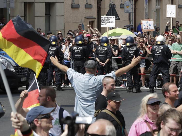 En demonstration arrangeret af højrenationale parti Alternative für Deutschland blev mødt af tusindvis af moddemonstranter i går i den tyske hovedstad, Berlin. Michael Sohn/AP