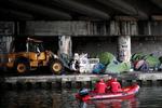 Fransk politi ryddede i går en lejr langs en kanal i  Paris, hvor 1.024 mennesker havde boet i flere måneder. Benoit Tessier/AP