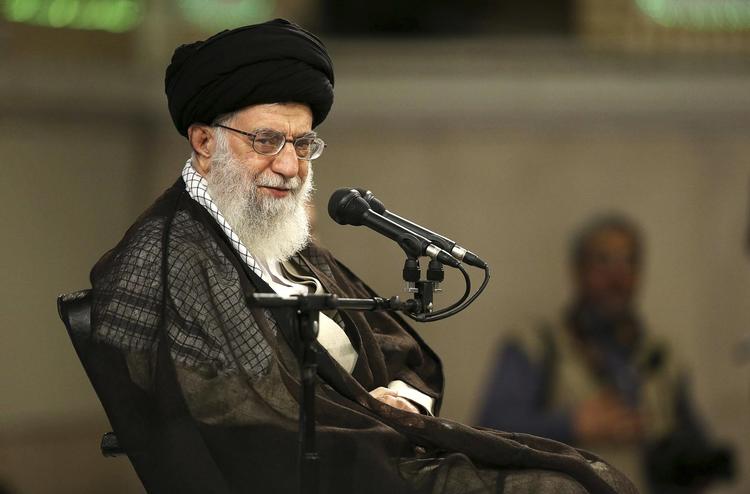 USA har trukket sig ud af atomaftalen og genindført økonomiske sanktioner mod Iran i et forsøg på at tvinge ayatollah Ali Khamenei til forhandlingsbordet.   /AP
