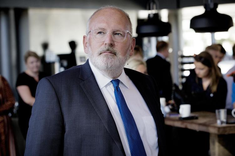 Timmermans forstår ikke det danske  burkaforbud og opfordrer til, at man får et lidt mere afslappet forhold til religiøse symboler.  Han er i Danmark  i disse dage og besøger statsministeren  i morgen. Martin Lehmann/POLFOTO