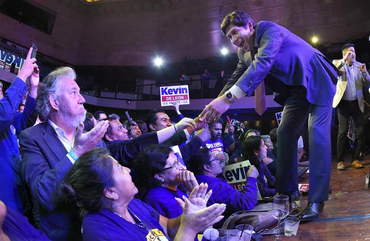 Det gik bedre end ventet for demokraterne ved primærvalget forleden i  Californien. Her er det Kevin de Leon, der stiller op til senatet. Mark J. Terrill/AP