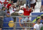 Under EM i Frankrig for to år siden kom det til voldsomme  sammenstød mellem fans ved kampen mellem Rusland og England på Stade  Velodrome i Marseille. Her sender en  russisk hooligan en helflugter mod en engelsk fan. Arkivfoto Thanassis  Stavrakis/AP